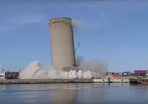 Un siloz din Danemarca a căzut în direcția greșită, în timpul demolării. În cădere, a distrus un centru cultural