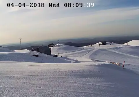 TURIST ÎN ȚARA MEA. Motive să mergi de Paști pe Valea Prahovei: schi și snowboard în mijlocul primăverii și plimbări în poienițe cu brândușe