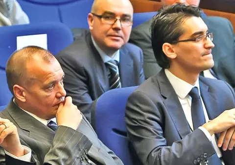 Răzvan Burleanu a strâns la RIN votanții de la alegerile FRF. Un dineu oficial destul de tensionat. Cadouri: șepci, tricouri și șorturi. Reacții. Vulpițele galbene știu cu cine votează | FOTO