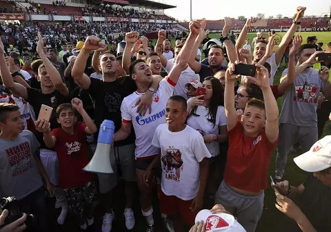 Steaua Roşie Belgrad, campioana Serbiei, pentru a 28-a oară. Fotbaliștii au sărbătorit cu bere și fumigene / VIDEO
