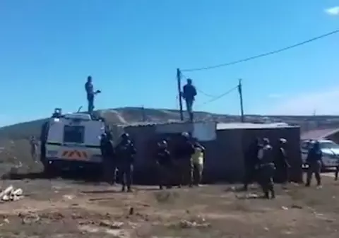 VIDEO | Un bărbat din Africa de Sud și-a aruncat fiica de la înălțime, în semn de protest față de demolarea barăcii în care stătea