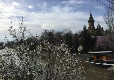 TURIST ÎN ȚARA MEA/ Timișoara înflorește odată cu primăvara. Mica Vienă, orașul premierelor cu o alură aparte de Paști