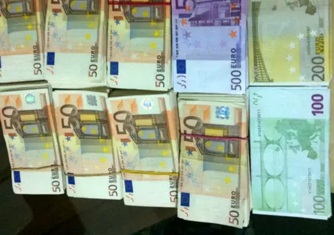 A  vrut să ”cumpere” un agent rutier cu 500 de euro. Bărbatul i-a dat banii chiar în sediul poliției ca să-l scape de un dosar penal