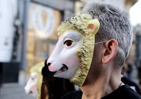 Ciobani versus vegani. ”Doar n-oi fi iepure, să mănânc morcovi!”