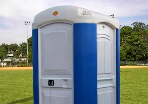 Hoțul a spart o mașină și s-a ascuns de frică într-un WC. Bărbatul furase șase bormașini electrice dintr-o dubă și era cu poliția pe urme