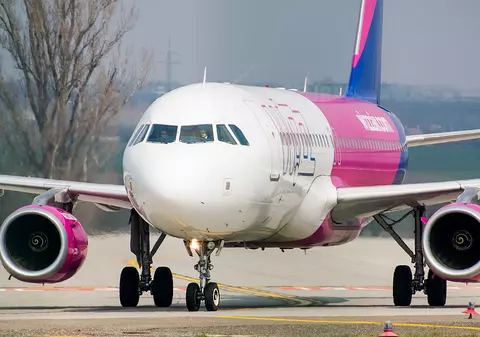 Un avion plin cu români a aterizat de urgență la Budapesta, după o urgență medicală