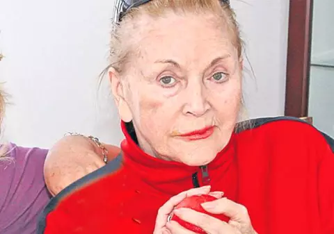 EXCLUSIV/ Zina Dumitrescu refuză să mai iasă din cămin! "Citește mult și face rebusuri"