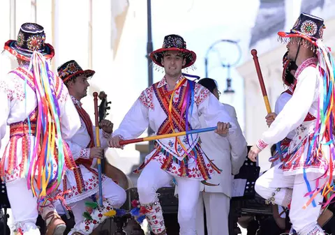 Oltencele nu vor să “fie luate din Căluși”; alungă spiritele rele cu frunze de pelin