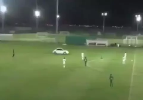 Un fan a intrat cu mașina pe terenul de fotbal! Niciodată nu s-a mai petrecut așa ceva pe un stadion | VIDEO