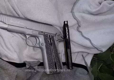 Un tânăr a amenințat mai mulți oameni cu un pistol ca să fure o mașină. Pistolarul își cumpărase arma special ca să comită jaful