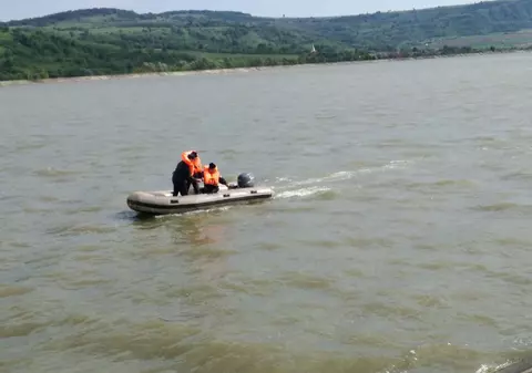 UPDATE. Un bărbat a dispărut în Olt după ce barca în care se afla s-a spart. Un alt bărbat a reuşit să se salveze