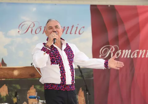 Eveniment cu mici, bere și muzică populară în centrul New York-ului, pe Broadway! Artiștii noștri fac show la Romania Day