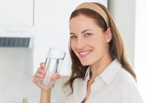 De ce e bine să bei apă călduță, nu rece. Care sunt beneficiile