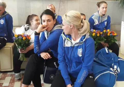 CSM București a sosit în București. Campioanele României, primite la Salonul Prezidențial, dar uitate în aeroport. Sosire tristă! Antrenorul Per Johansson a stat retras. Cine e ”Genghis-Han”! | FOTO&VIDEO