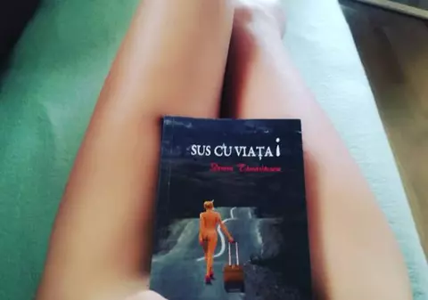 EXCLUSIV/ Scriitoare aflată la debut, Denisa Tămăslăcaru își promovează cartea biografică într-un mod inedit: dezbrăcată!