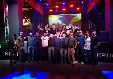 Poliţiştii cântăreţi au urcat pe scenă într-un concert caritabil la Brașov pentru colegul lor Ciprian Sfichi, tăiat cu sabia de un interlop