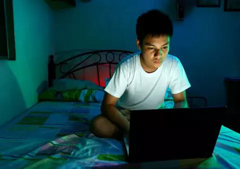 Copiii sunt tot mai avizi după conținutul video pe internet, chiar și cel „deocheat”