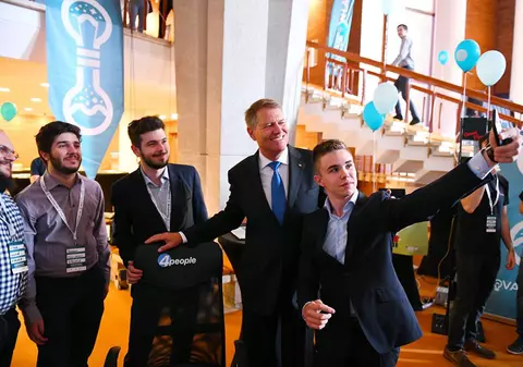 Iohannis atrage atenţia asupra deficitului de personal calificat din IT: Sistemul de învăţământ trebuie să integreze rapid educaţia digitală (FOTO)