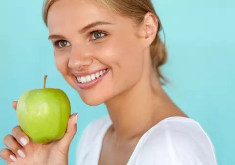 Cum îți albești dinții în mod natural. Metode care nu afectează smalțul