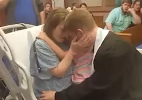VIDEO | Momentul emoționant în care o mamă bolnavă de cancer, în fază terminală, își vede fiul primind diploma de absolvire a liceului