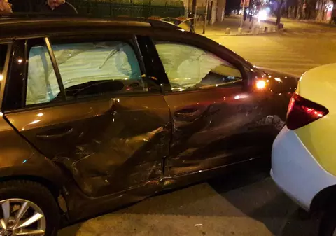 O soferiță a lovit o mașină Uber, lângă Parcul Cișmigiu. Femeia a trecut pe culoarea roșie