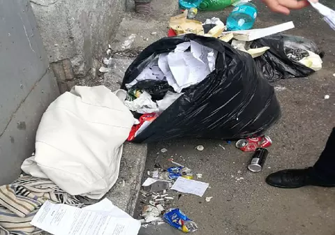 Actele clienților unei bănci din Baia Mare, aruncate la gunoi. Pe cine acuză șefa sucursalei (VIDEO)