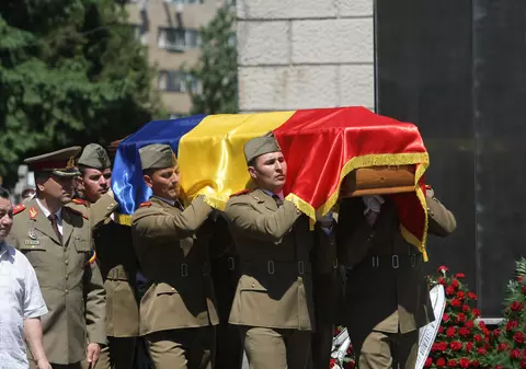 GALERIE FOTO&VIDEO/ Cristian Țopescu, înmormântat cu onoruri militare, la Cimitirul Ghencea Militar din București