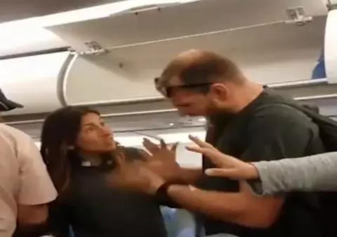 VIDEO | Moment șocant în aeroport. Un bărbat a lovit o femeie gravidă în stomac și pe câinele acesteia în cap