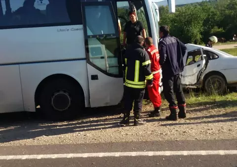 Autocar cu 25 de pasageri, implicat într-un accident în Șinca, județul Brașov. Un bebeluș de două luni, printre răniți