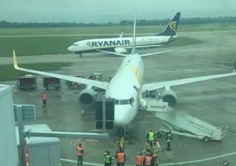 VIDEO | Un avion Ryanair a fost lovit de un alt avion care se pregătea să decoleze de pe un aeroport din Londra