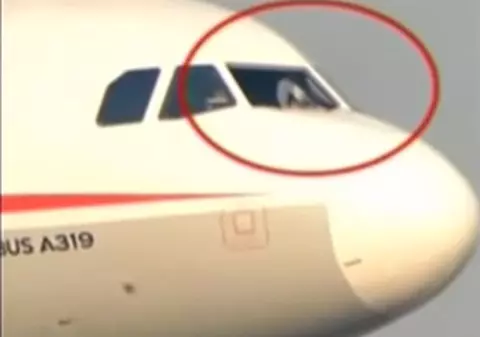 VIDEO | Momentul terifiant în care copilotul unui avion a fost aspirat pe un geam care s-a spart în cabina de pilotaj