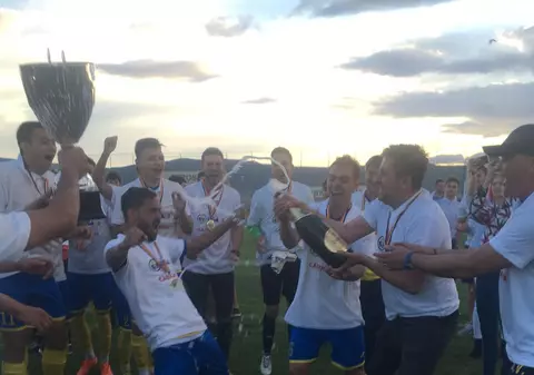 Aerostar Bacău a promovat în Liga 2. Federalul Bodescu a dat medaliile. Petrecere cu avioane