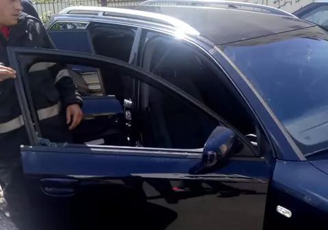 Bebeluș de nouă luni, rămas blocat într-o mașină în Bârlad. Pompierii au intervenit pentru evacuarea copilului