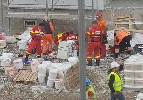 Administratorul firmei din Brașov, unde lucra muncitorul care a căzut de la etajul 8, a fost reţinut de poliţişti