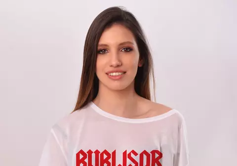 Cele mai populare vedete își lansează noi colecții de tricouri! Cine a dat startul acestui trend?