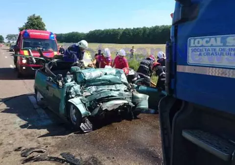 Accident cumplit la Botoşani. Șoferul, bolnav de cancer, a lovit intenţionat camionul și a murit pe loc