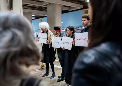 Teatru la metrou. Actorii se implică în campania de informare “Boala Parkinson îți dă lumea peste cap”.