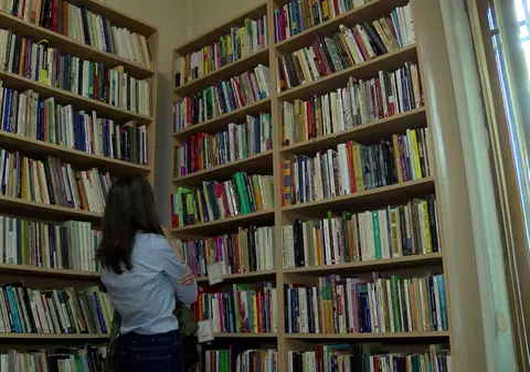 Studiu: Români spun că cititul, sportul și odihna le țin mintea sănătoasă, nu filmele