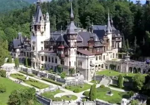 Castelul Peleș a fost restaurat cu tul pentru sutiene, în loc de piele de Cordoba. Meșterii aduși din închisoare au reparat reședința Regelui