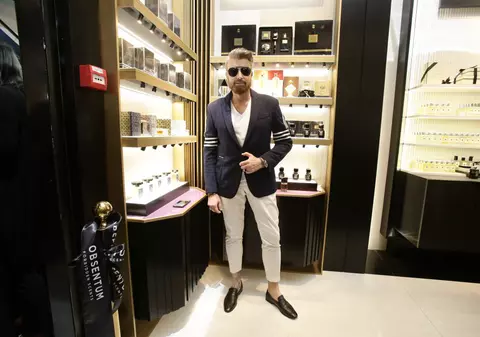 VIDEO/ Cătălin Botezatu iese pe stradă cu 150.000 de euro la mână! “Sunt inele cu briliante, gotic-rock”