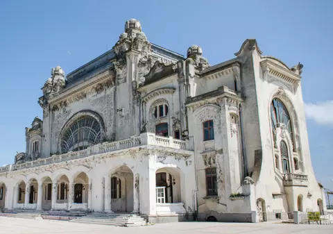 REPORTAJ: Acces liber la parterul Cazinoului, de ziua Constanței. Mirosul de mucegai și umezeala i-a făcut pe mulți să își încheie rapid vizita