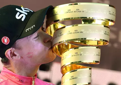 Chris Froome, al treilea ciclist din istorie care câștigă trei tururi majore la rând