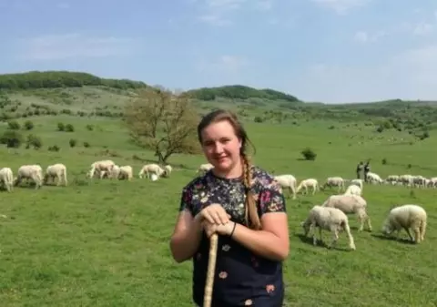 Ciobănița de numai 16 ani care și-a lăsat colegii cu gura căscată. Toată săptămâna învață, iar în weekend are 1.200 de oi în grijă