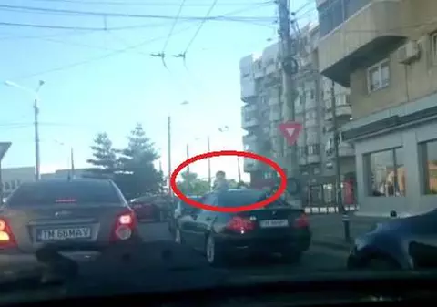 Copii pe jumătate ieșiți dintr-un BMW în mers, pe trapă, la Timișoara |VIDEO