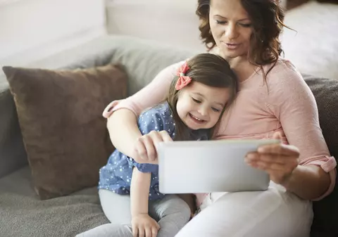 Ce alocație primesc copiii românilor care lucrează în străinătate. Care dintre state acordă alocația și cum se calculează suma