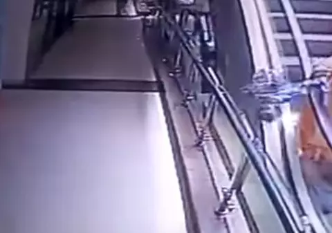 VIDEO | O fetiță a murit după ce a căzut din brațele mamei care își făcea un selfie. Momentul a fost filmat