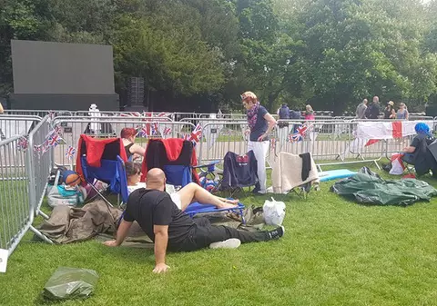 CORESPONDENȚĂ DIN WINDSOR/Micul oraș e în fierbere! Englezii și-au instalat corturile pe peluza castelului, magazinele au reduceri masive și restaurantele, meniuri regale (FOTO&VIDEO)