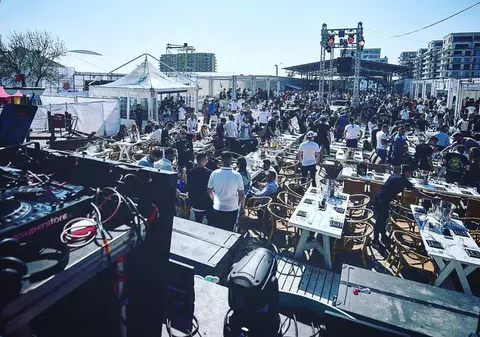 Droguri vândute de italieni pe plajă, la porțile festivalurilor de la Mamaia. Liderul grupării a fost arestat pentru 30 de zile