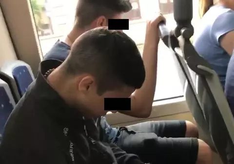 Tineri drogați, filmați într-un autobuz în Cluj. Al doilea incident în public, în ultimele zile