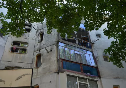 Explozie urmată de incendiu într-un bloc de locuințe din Brăila. Proprietarul de 83 de ani a fost preluat de SMURD